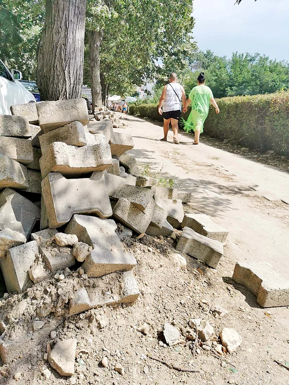 Faleza e spartă şi dalele stau morman