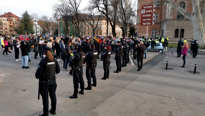 Manifestanţii au fost împiedicaţi să intre în Piaţa Victoriei FOTO Ş.Both