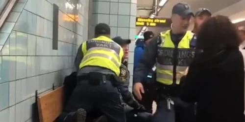 femeie scoasa cu forta metrou foto captura video instagram