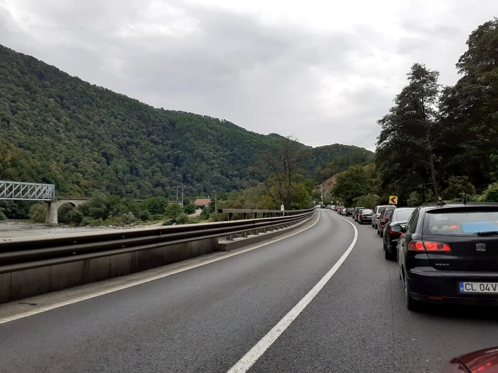 DN 7 / E 81 - Valea Oltului, în judeţul Vâlcea - unul dintre cele mai tranzitate şi mai periculoase drumuri naţionale / europene din România Foto Adevărul
