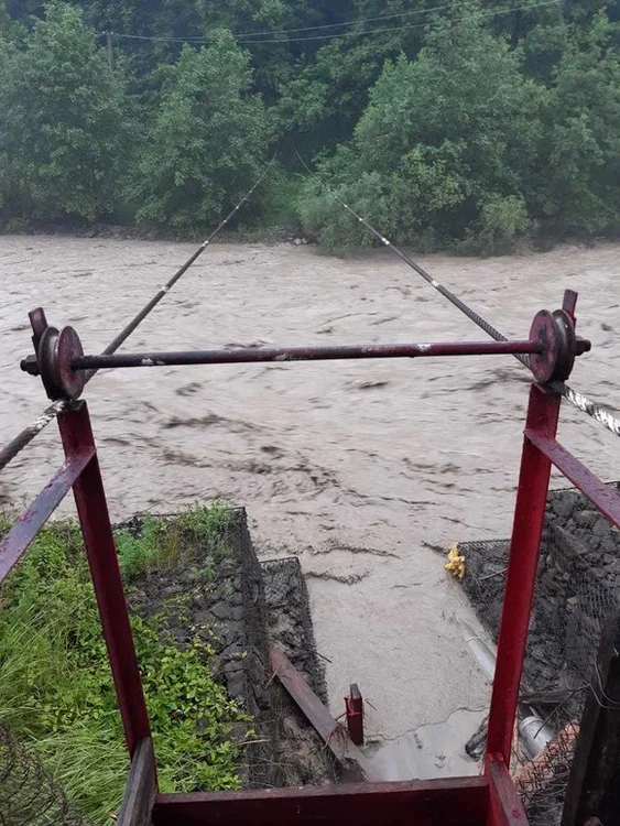 
    Muncitorii, salvați cu un sistem provizoriu tip tiroliană Foto: News.ro  