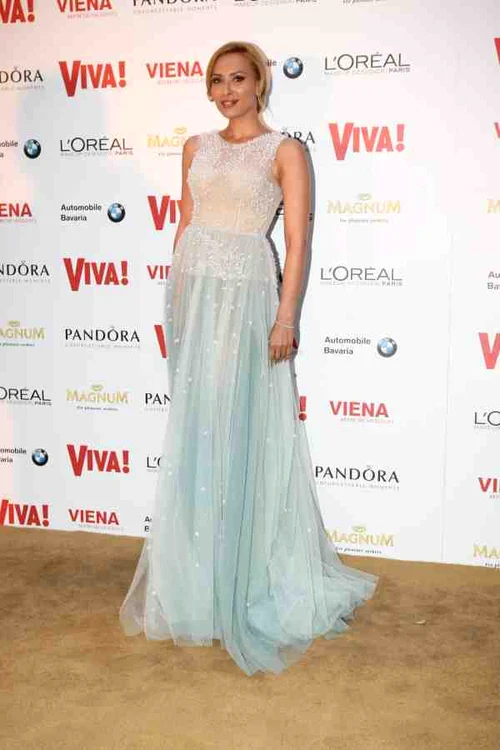 Iulia Vântur a strălucit pe covorul roșu într-o ținută creată de Cristina Săvulescu