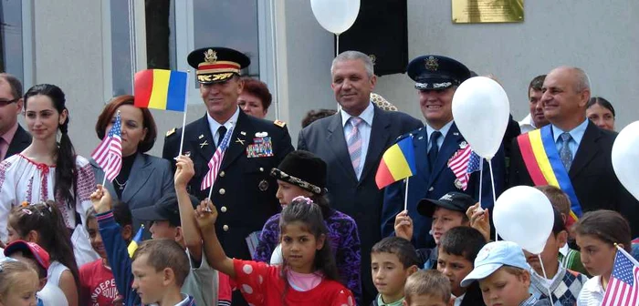 La inaugurarea scolilor alaturi de americani a participat si prefectul Costica Macaleti