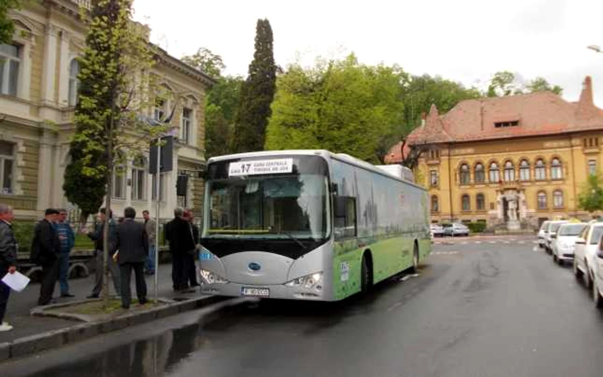 Cursele de navetiţti private opresc fără drept în staţiile RATBV şi le blochează. Foto: Arhivă