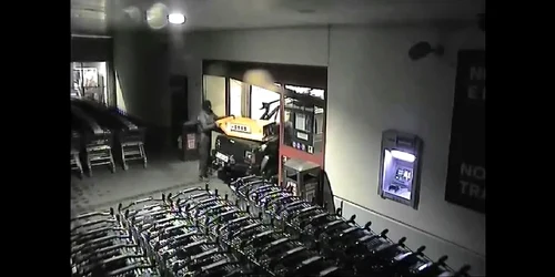 Imagini de la furtul unor dispozitive de tipul pay point în Medgidia, judeţul Constanţa