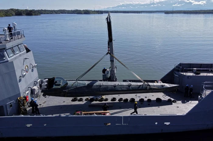 FOTO: AFP / Un narco-submarin confiscat este descărcat de pe o navă a Marinei columbiene în Buenaventura, departamentul Valle del Cauca, Columbia, în data de 21 martie 2021