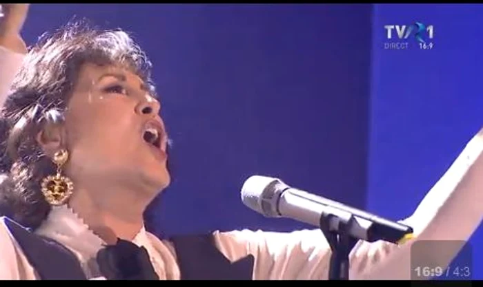 Luminiţa Dobrescu pe scena Teatrului Dramatic din Braşov (captură TVR)