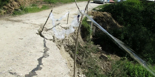 Ambulanţa nu mai ajunge la peste 100 de familii din Milcoiu. Un drum comunal s-a surpat din cauza ploilor