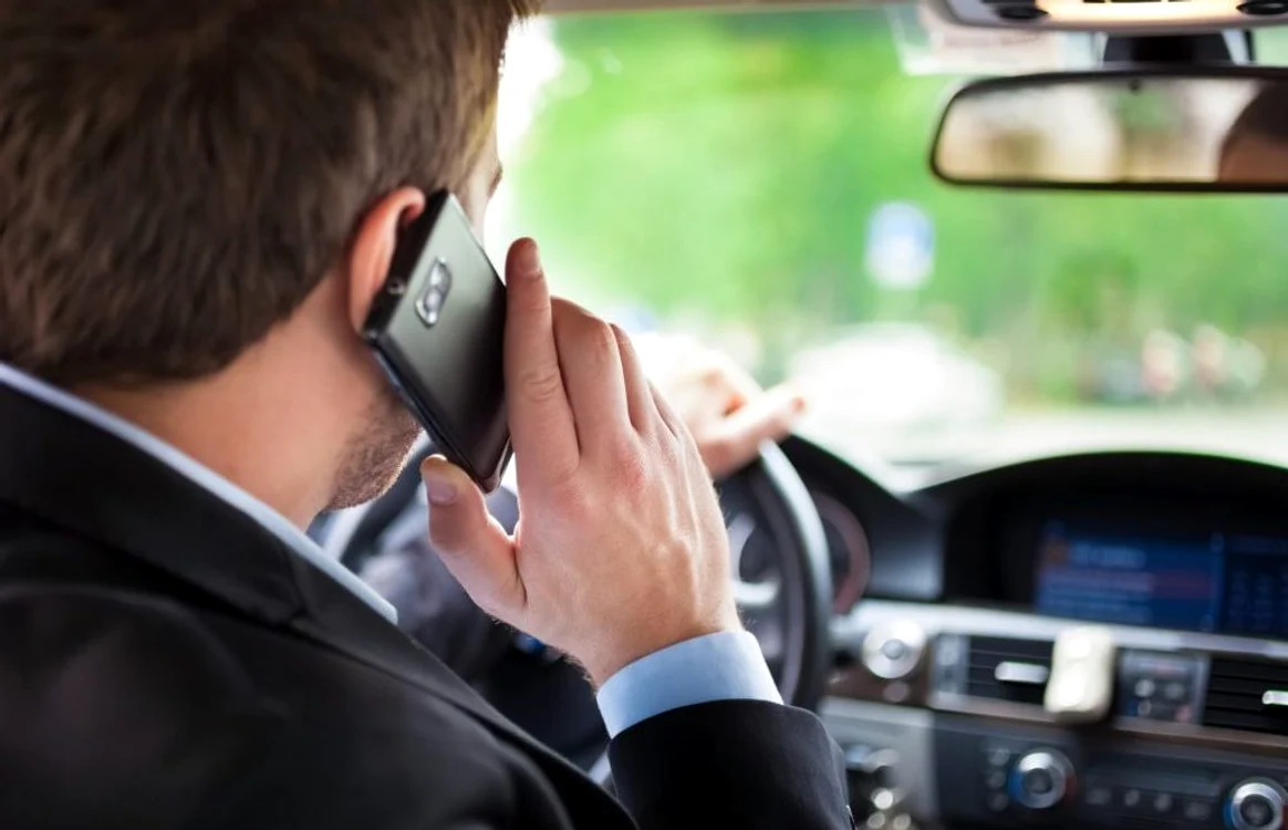 
    Șoferii care vorbesc la telefon și încalcă și o altă regulă de circulație va rămâne fără permis, din 12 octombrie  