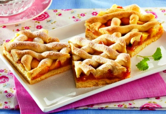 Descoperă cum se prepară o delicioasă plăcintă cu piersici!clickpoftabuna.ro