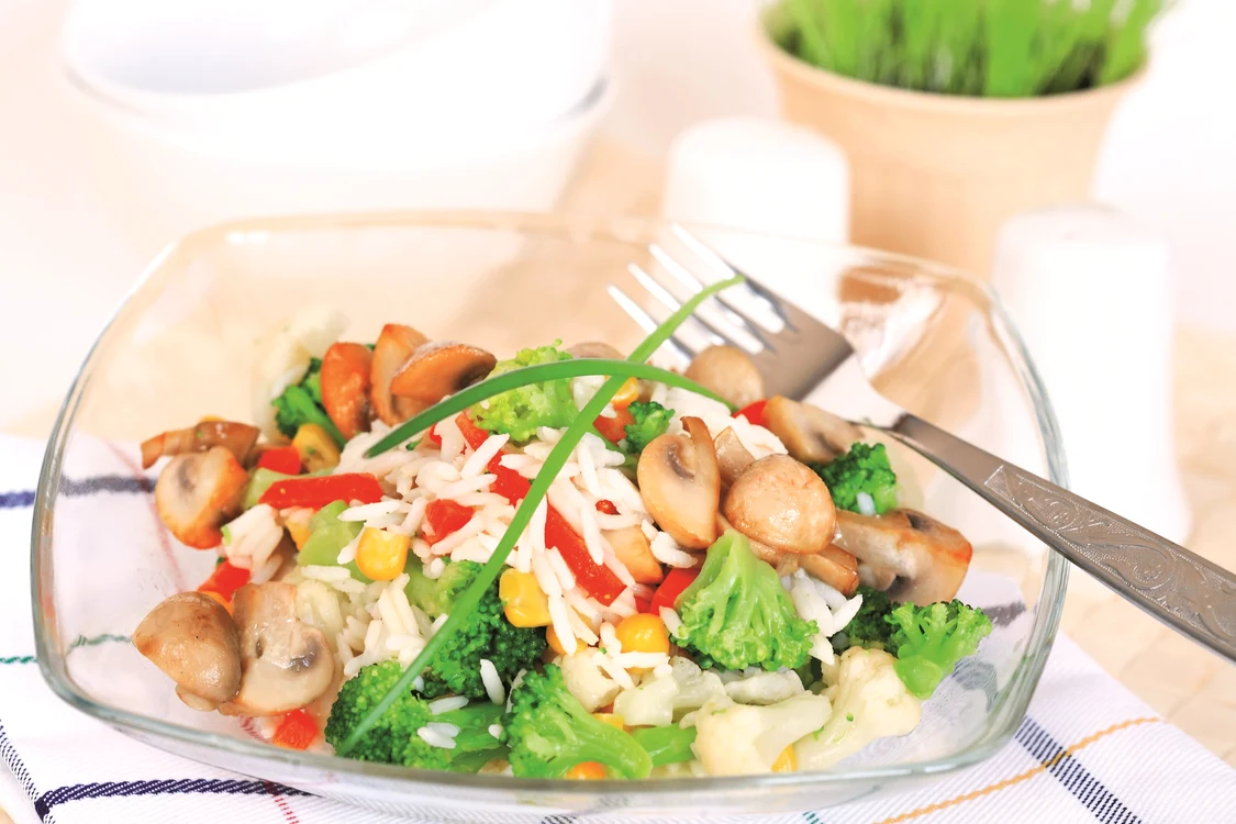 Salată cu ciuperci și legume. O rețetă ușoară și super gustoasă