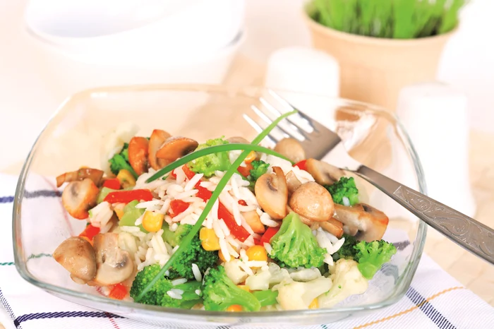 
    Salată cu ciuperci și legume. O rețetă ușoară și super gustoasă  