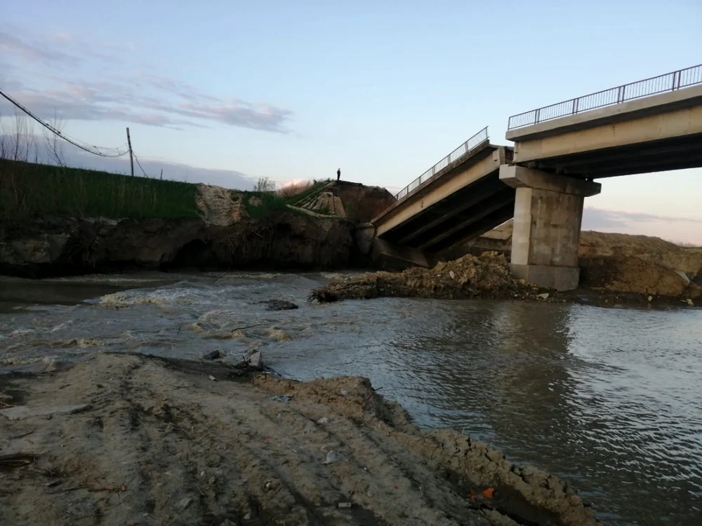 Podul prăbuşit la Vadu Roşca FOTO: IPJ Vrancea
