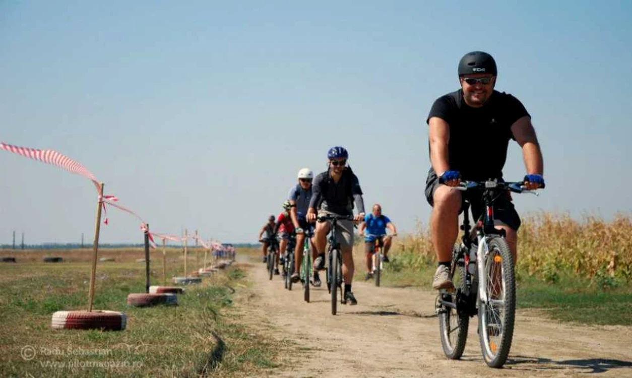Sosirea bicicliștilor pe aerodrom. Foto Radu Sebastian