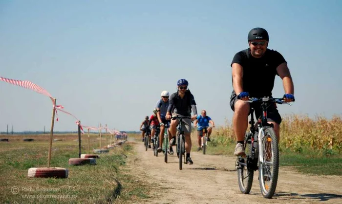 Sosirea bicicliștilor pe aerodrom. Foto Radu Sebastian