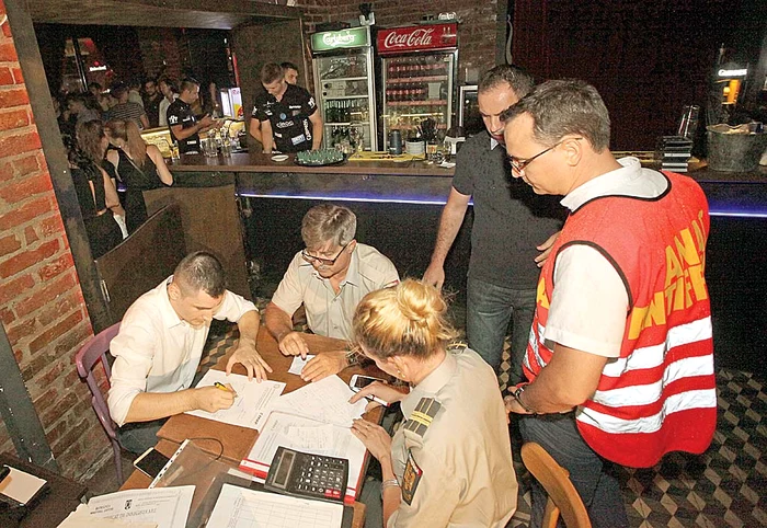 
    85 de inspectori  de la ANAF au  controlat 33 de localuri. Două au fost închise  şi s-au dat 20 de amenzi Foto: Sever Gheorghe   