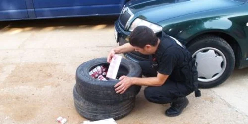 Ţigările de contrabandă erau ascunse în pneurile maşinii