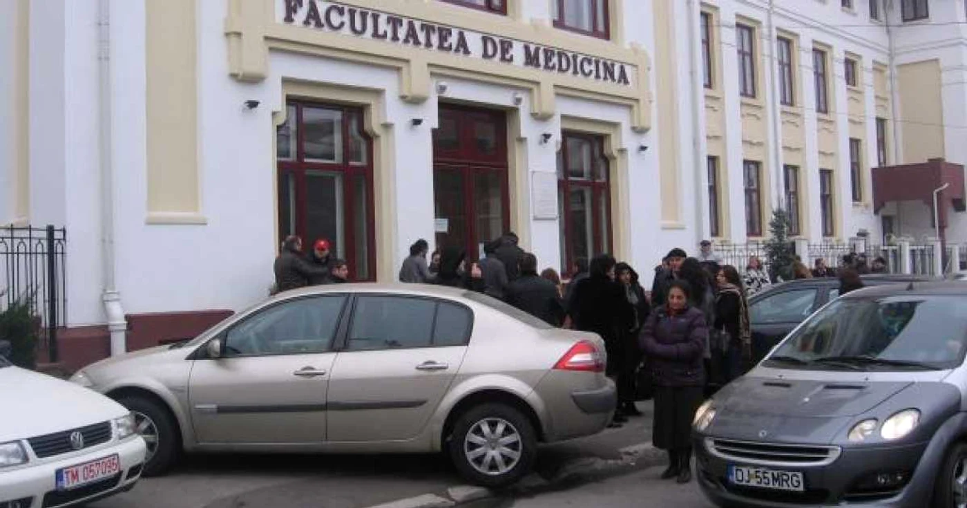 Peste 500 de absolvenţii de Medicină au susţinut astăzi examenul de rezidenţiat la Craiova. 