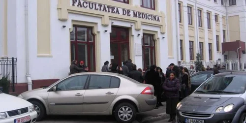 Peste 500 de absolvenţii de Medicină au susţinut astăzi examenul de rezidenţiat la Craiova. 