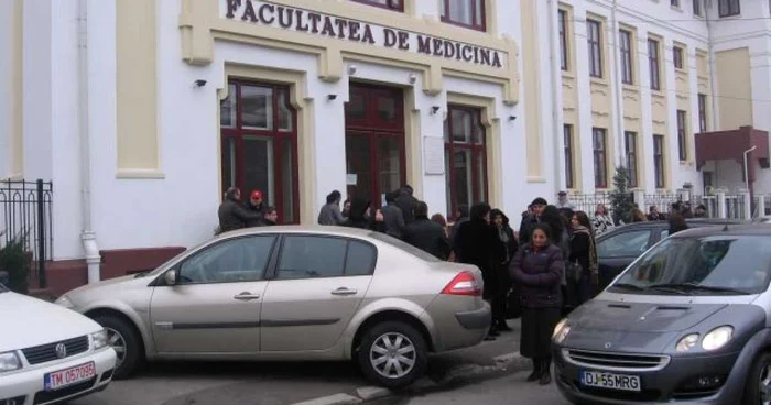 Peste 500 de absolvenţii de Medicină au susţinut astăzi examenul de rezidenţiat la Craiova. 