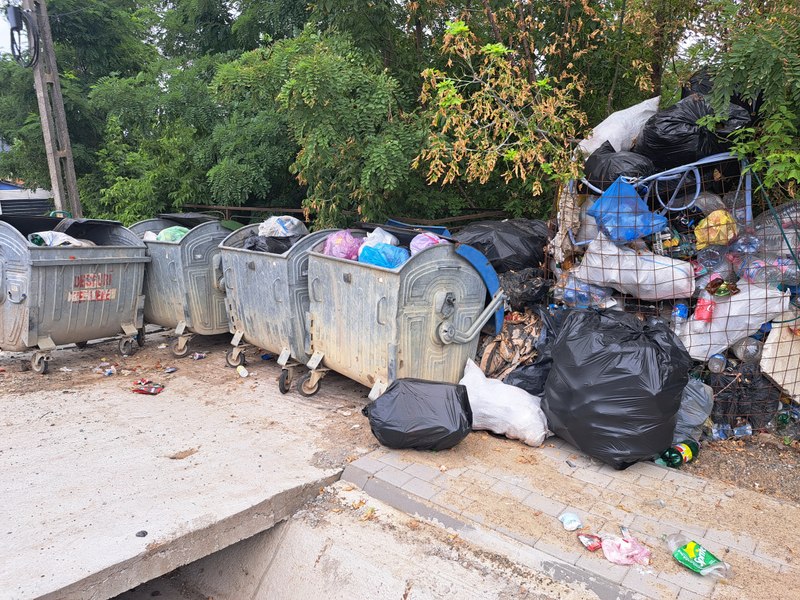 Sătenii din Botoșani, repetenți la colectarea selectivă a deșeurilor. Gunoaiele zac aruncate pe câmpuri