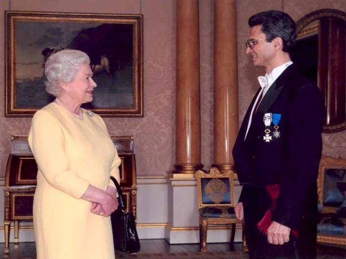 Regina Elisabeta a II-a și ambasadorul Ion Jinga în 2008 la Londra FOTO: arhiva personală