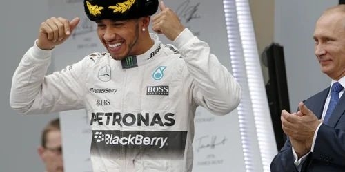 Lewis Hamilton sărbătoreşte flancat de preşedintele rus