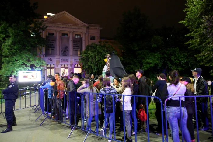 În fiecare an, românii stau la coadă de Noaptea muzeelor. FOTO: David Munteanu