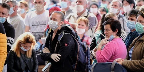 Muncitori sezonieri Aeroport Cluj FOTO Mediafax / Raul Ştef