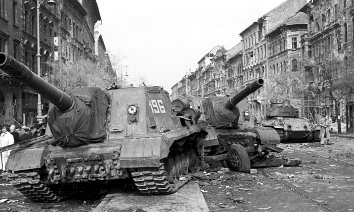 Calendar 4 noiembrie: 1956   Tancurile sovietice au invadat Ungaria, punând capăt Revoluției maghiare din 1956 jpeg