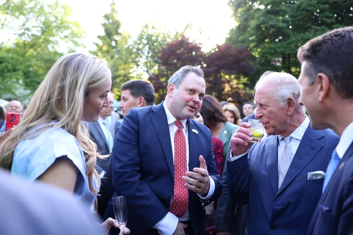 Charles, pahar, Regele bea ceva, profimedia 1094861492 jpg