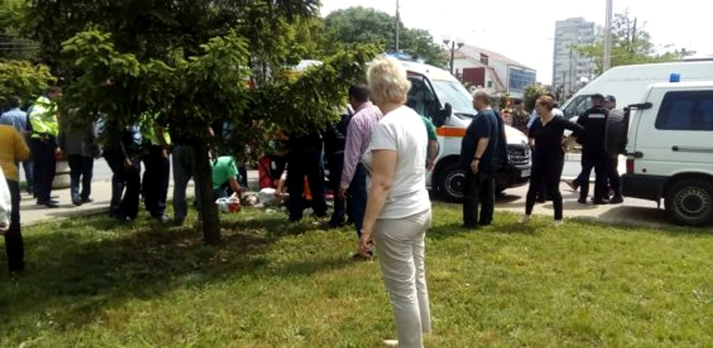 Oamenii de la serviciul Ambulanţă au intervenit în faţa BEJ Olt FOTO Alina Mitran