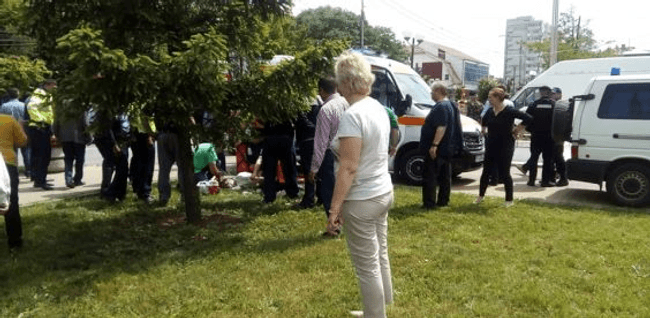 Oamenii de la serviciul Ambulanţă au intervenit în faţa BEJ Olt FOTO Alina Mitran
