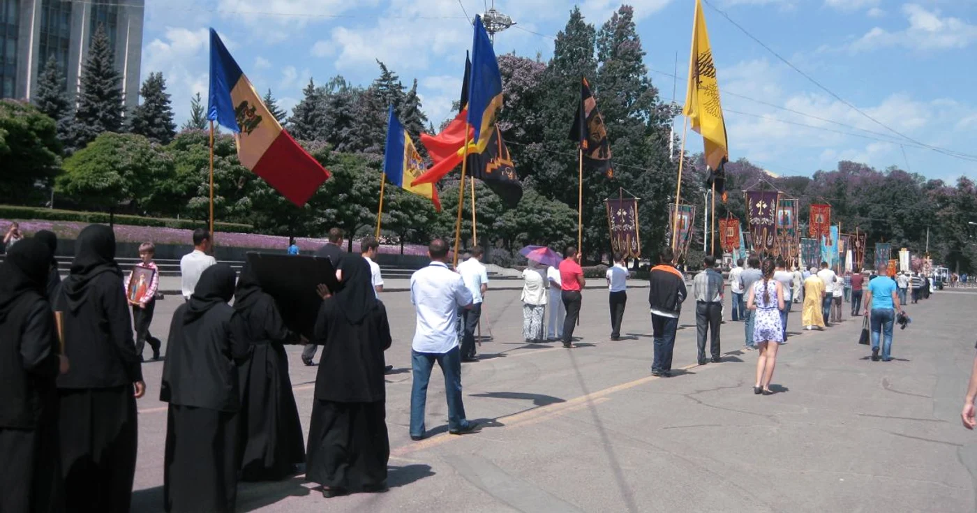 Sute de preoţi, mironosiţe şi oameni simpli au protestat în centrul Chişinăului FOTO: Adevărul