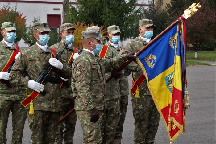 Militarii salută drapelul de Ziua ArmateiFOTO: Arhivă Facebook/MApN