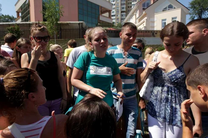 Aglomeraţie la Consulatul României, pentru admiterea la studii peste Prut. Foto: Tudor Iovu