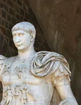 Statuia lui Traian în fața amfiteatrului din Parcul Arheologic Xanten (© Hartmann Linge / Wikimedia Commons)
