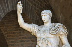 Statuia lui Traian în fața amfiteatrului din Parcul Arheologic Xanten (© Hartmann Linge / Wikimedia Commons)
