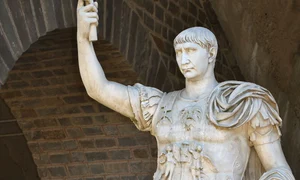 Statuia lui Traian în fața amfiteatrului din Parcul Arheologic Xanten (© Hartmann Linge / Wikimedia Commons)