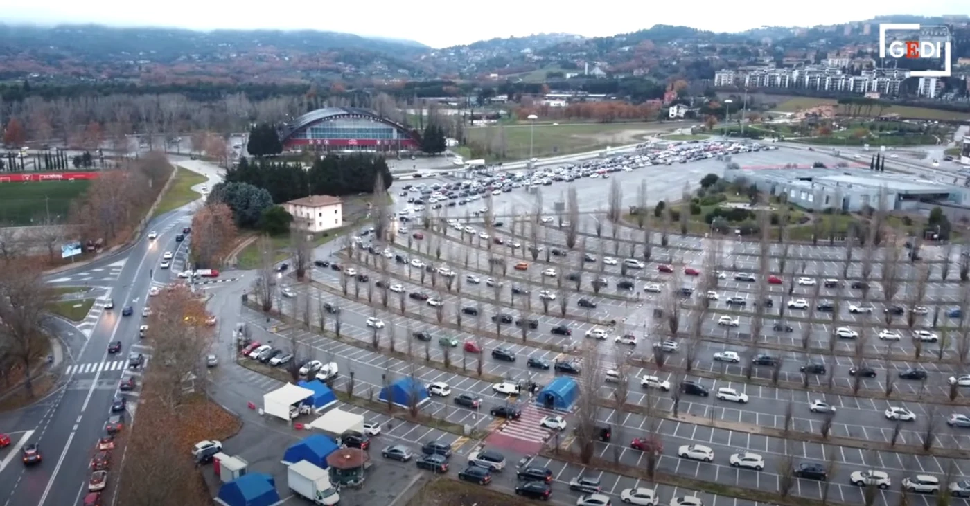 Sunt cozi imense de mașini la centrele de testare drive-thru din Italia