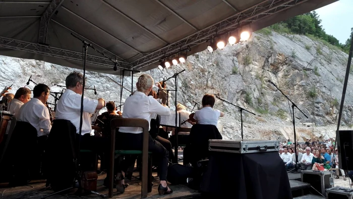 Concert simfonic într-o carieră de piatră