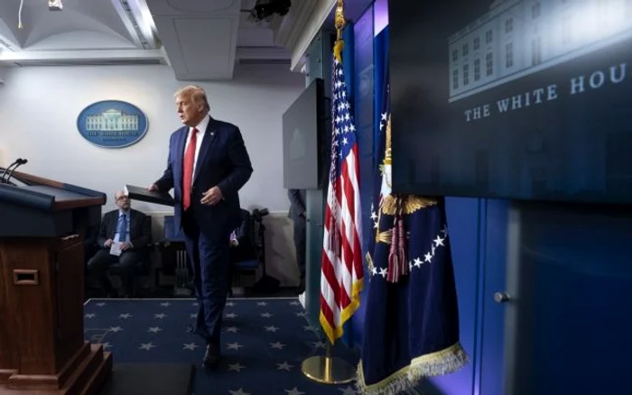 Trump părăseşte sala de conferinţe după un incident armat în afara Casei Albe FOTO EPA-EFE