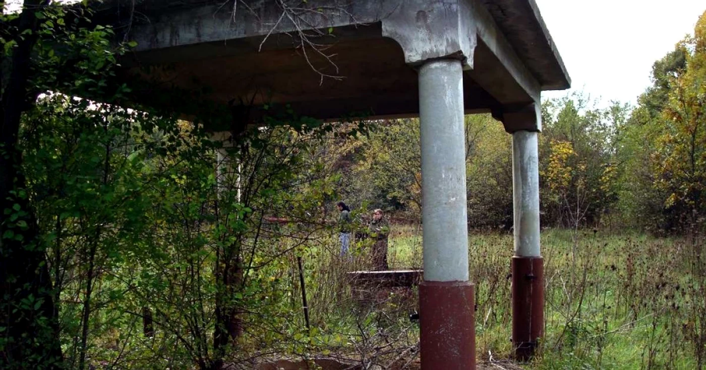 Fântână abandonată din pădurea Radovan FOTO alexisphoenix.org