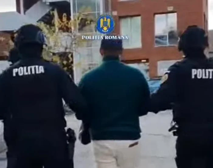 Infractorul ucrainean, escortat de polițiști în arest FOTO: Captură video
