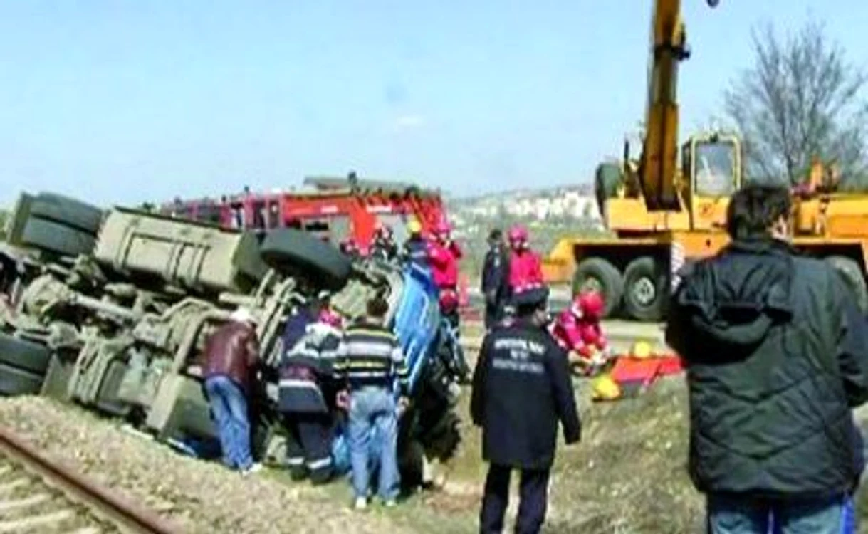 
    Accident TIR pe calea ferata. Foto: arhivă  