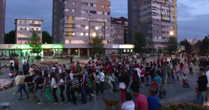 Prima acţiune tip Flashmob din istoria Slatinei a avut loc pe esplanada din centrul urbei  (FOTO: M. Manea)