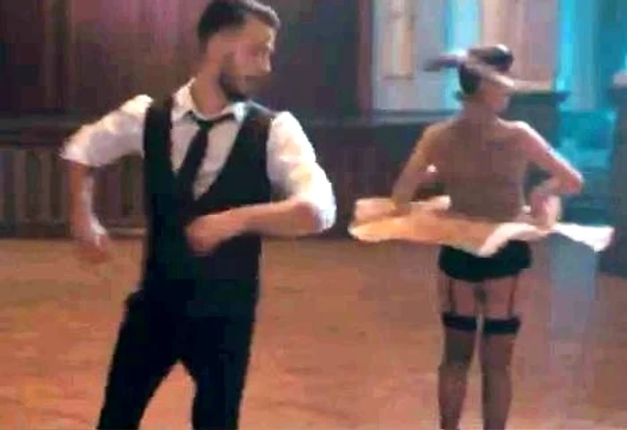 
    Alina Eremia ne arată lenjeria intimă în videoclipul "Când luminile se sting"Foto: Captură YouTube  