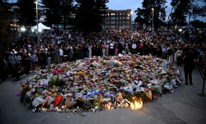 Cel puțin 15 persoane au fost ucise în atacul armat asupra Bondi Beach FOTO EPA EFE jpg