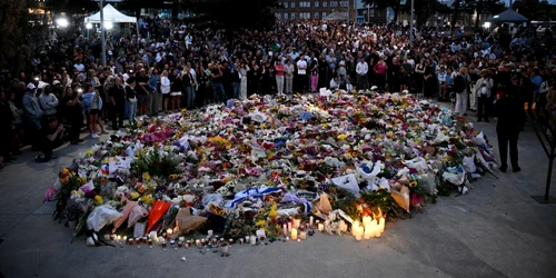 Cel puțin 15 persoane au fost ucise în atacul armat asupra Bondi Beach FOTO EPA EFE jpg