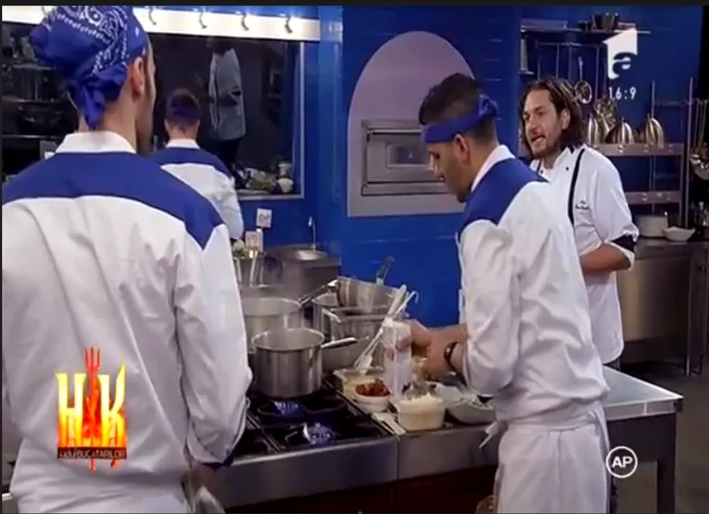 Echipa albastră a servit prima masă după o oră şi 15 minute